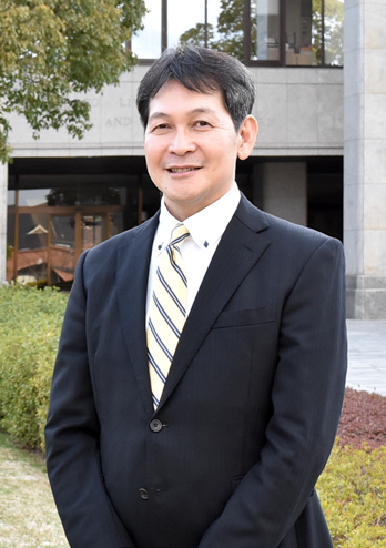 心理学部長 心理学研究科長 神山貴弥